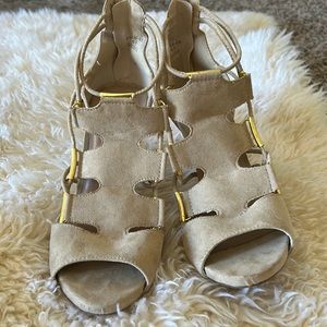 I am selling these Cathy jean shoes, color tan with gold size 9 1/2